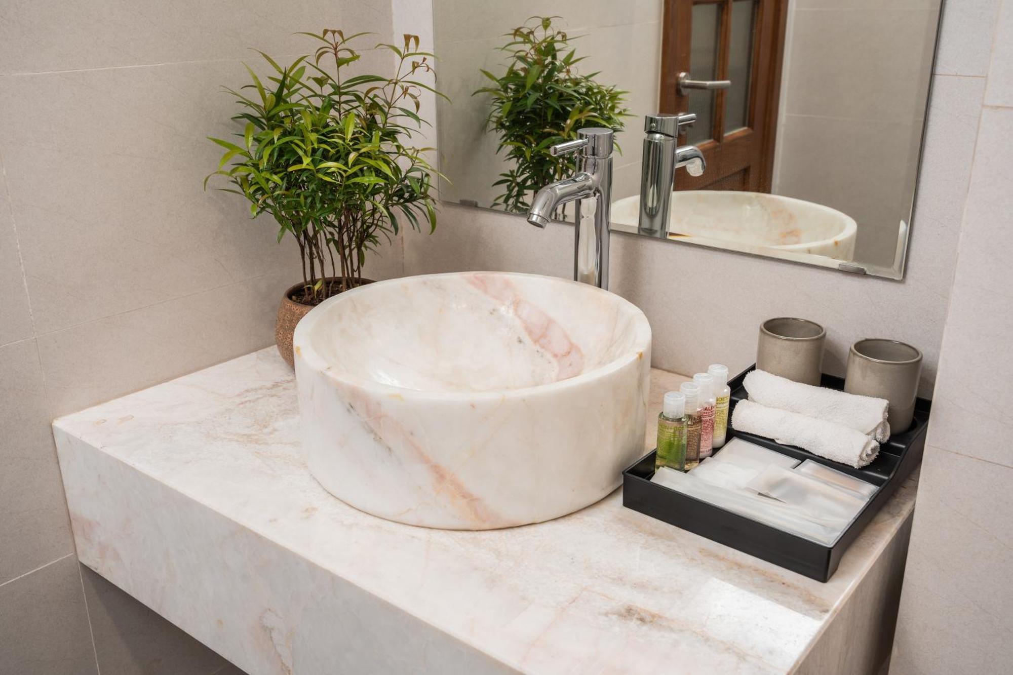 Le Parfum Apartment And Hotel Ханой Экстерьер фото